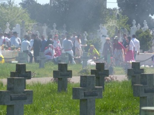 În Cimitirul Central, ca la uşa cortului: romii au încins grătarele